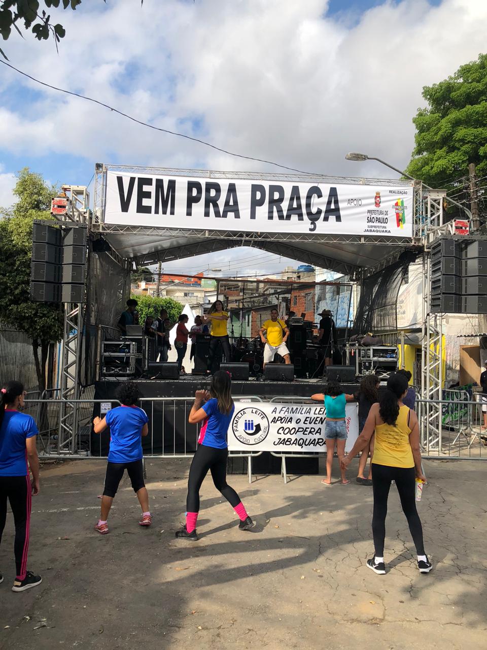 imagem das mulheres dançando com os personal da Nivel A no palco 